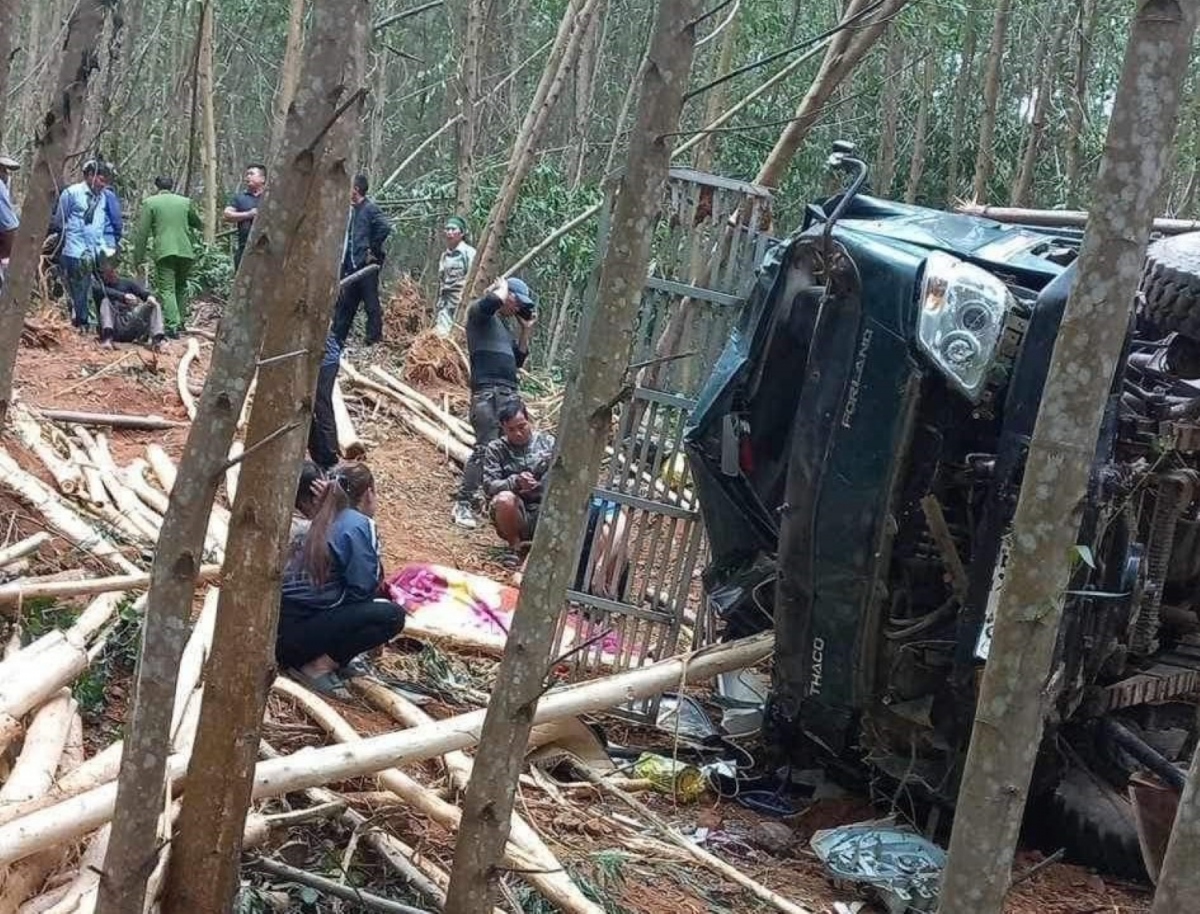 Xe chở gỗ keo bị lật, đè chết 1 người ở Quảng Bình
